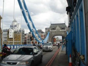 タワーブリッジはけっこう交通が激しい