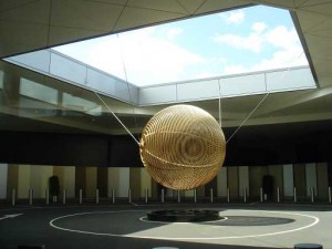 ヒースローのヴァージン・アトランティック専用口の変なオブジェ