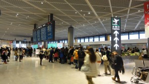 出国手荷物検査の長蛇の列