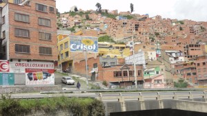 斜面を這い上がるように建ち並ぶ家々