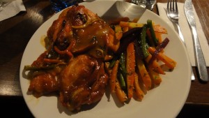 夕食のメイン、ハーフチキン（甘辛ソース）