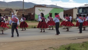 音楽に合わせて踊る人たち。衣装がかわいい。