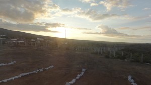 ウユニ塩湖岸の朝日。