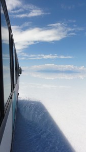 水しぶきを上げて走るバス。