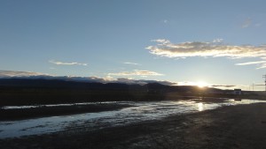 ウユニ空港の日の出。
