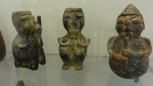 楽器を演奏する土偶たち。