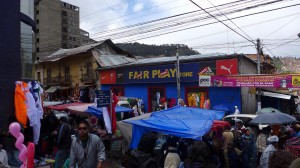 マーケットの雑踏。ここに無理矢理バスを止めた。