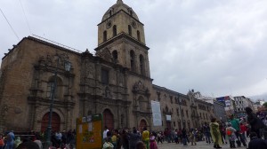サンフランシスコ寺院と広場。