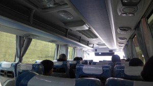 帰りのバス。新しくてシートのビニールもついたまま。