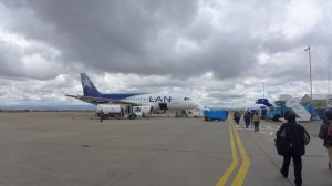 飛行機へは歩いて搭乗。