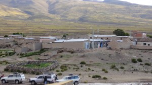 タウアの村。手前に並んでる4WDに乗る。