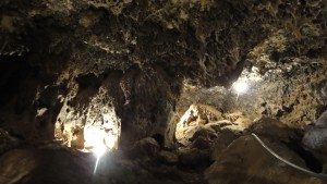 洞窟の中。薄い石の板がカーテンのようにぶら下がってる。