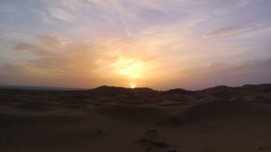 砂漠の朝日